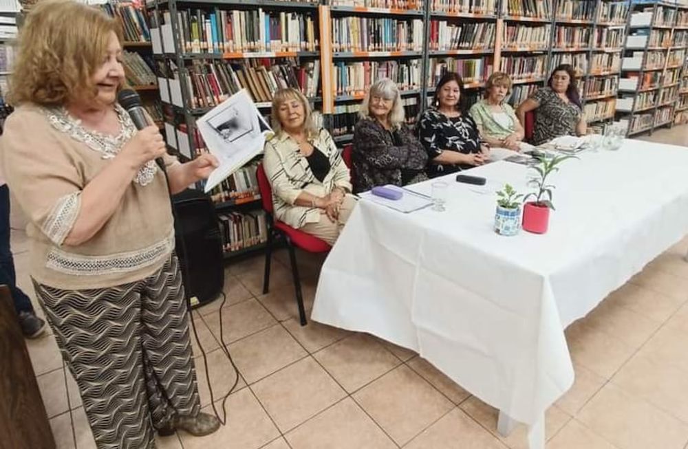 Durante el acto en la Alberdi, de Luján de Cuyo, Margarita Freire lee un poema; a su lado la poetas homenajeadas, María Ester Funes, Ester Vida, Nancy Berrondo, Raquel Aznar y Greta Martínez.