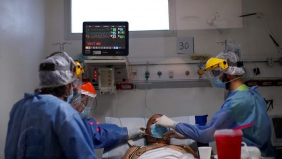 Según el Ministerio de Salud de la Nación, en el país se han registrado 2.252.172 casos y 54.671 fallecidos desde el inicio de la pandemia. Foto: AP.