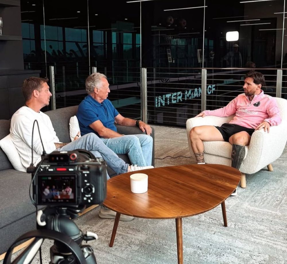 La Pulga junto al ex jugador y periodista Quique Wolff