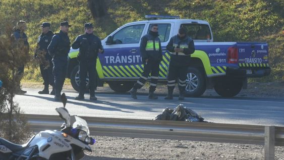 Se tiró de un puente del Acceso Sur y cayó sobre un auto en movimiento