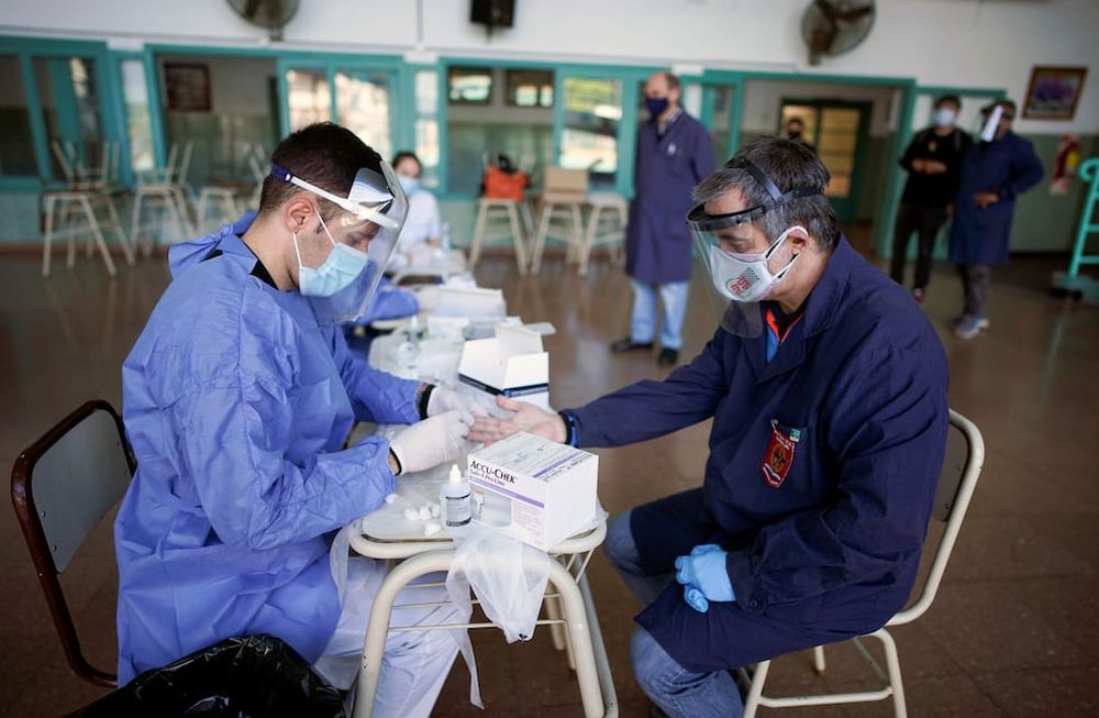 Según el Ministerio de Salud de la Nación, en el país se han registrado 2.860.884 casos y 61.644 fallecidos desde el inicio de la pandemia.