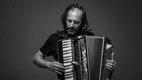 Los Andes | El músico debuta en el teatro Mendoza, junto a un sexteto instrumental y voz.