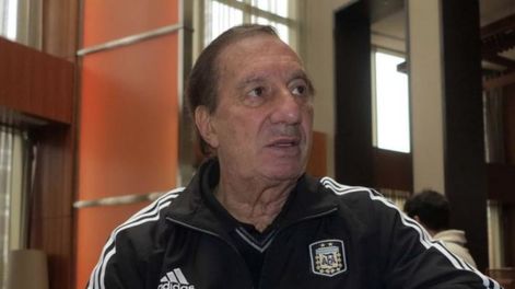 Carlos Bilardo fue operado por el síndrome de Hakim Adams