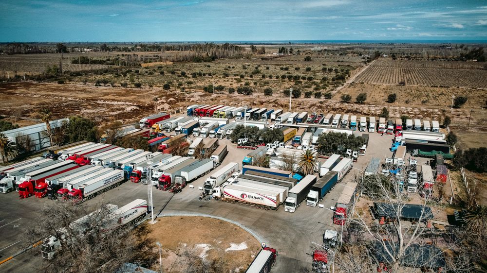El paso a Chile lleva un mes cerrado por intensas nevadas y hay miles de camiones varados