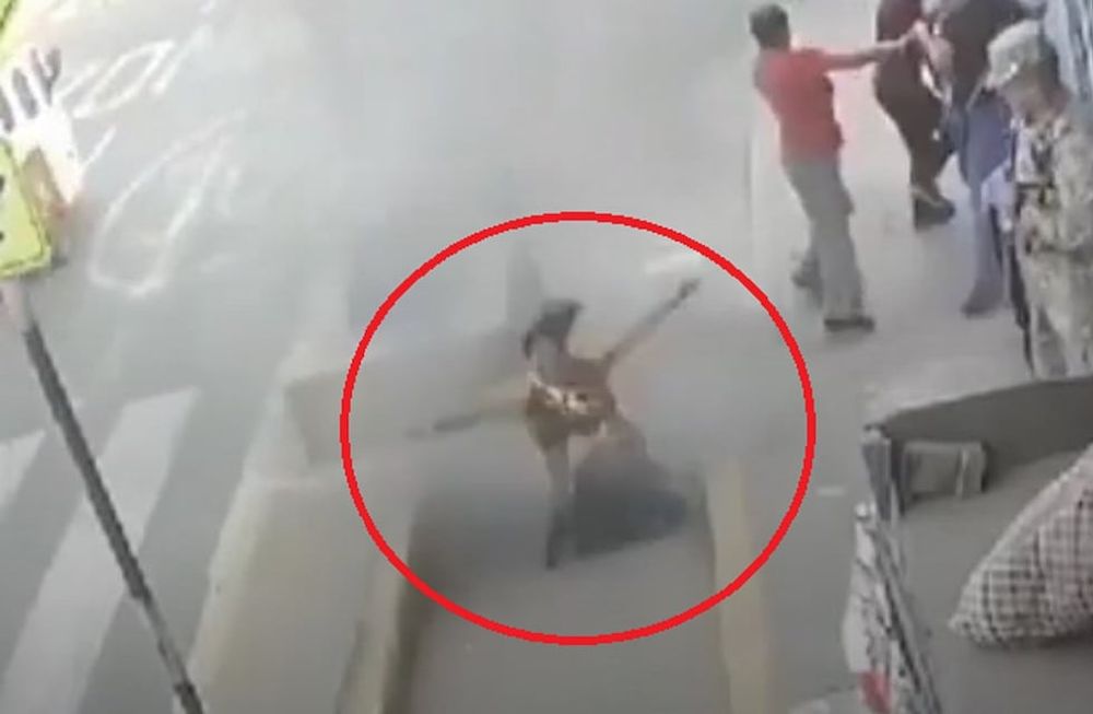 Cayó en un hueco en la vereda tras una impresionante explosión y se salvó por milagro en Lima. Foto: Captura de video