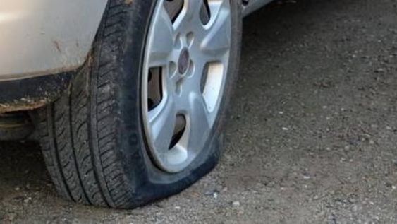Se bajó a cambiar la rueda en el Acceso Este, lo atropellaron y el conductor lo dejó abandonado (Imagen ilustrativa / Web)