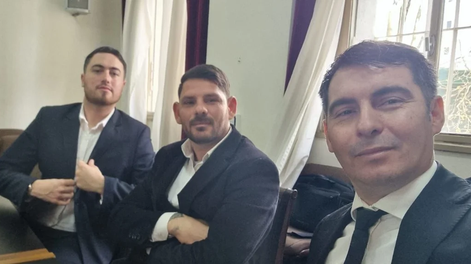 Ariel Martínez Madrid (en el medio) junto a sus abogados.
