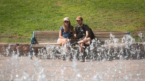 Turistas.Fin de semana largo en Semana Santa.Turustas ya recorren las calles y plazas de Mendoza.  Foto: Ignacio Blanco / Los Andes