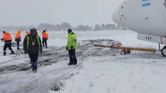 Tras realizar maniobras de giro, el piloto perdió el control y las ruedas de la aeronave salieron de la pista de cemento. En consecuencia, una parte del transporte quedó varada sobre el asfalto y otra en la tierra Foto: Gentileza El Cordillerano