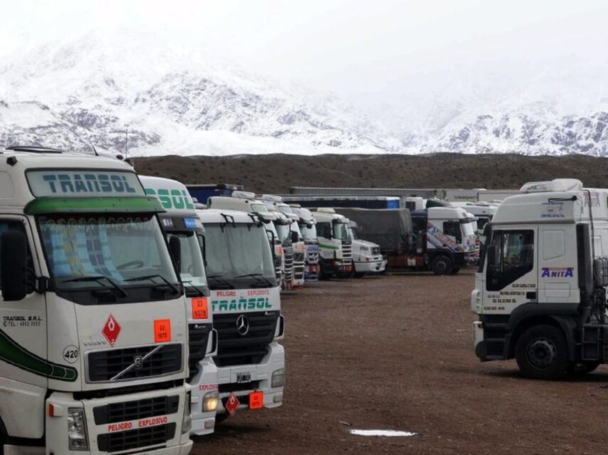 Alrededor de 900 camiones esperan poder cruzar a Chile. Alrededor de 900 camiones esperan poder cruzar a Chile.