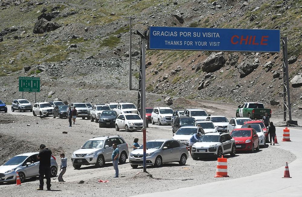 Paso fronterizo Los LibertadoresEn el Paso fronterizo Los Libertadores de Chile, los Argentino que querian pasar al vecino pais tuvieron que soportar varias horas de espera para realizar los tramites aduaneros con una cola de mas de 10 Km de vehiculos