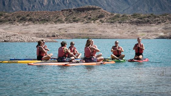 Las impulsoras e ideólogas del SUP Yoga en Potrerillos destacan que el entorno natural está íntimamente relacionado con la calma mental y el estímulo de los sentidos. | Foto: Ignacio Blanco / Los Andes