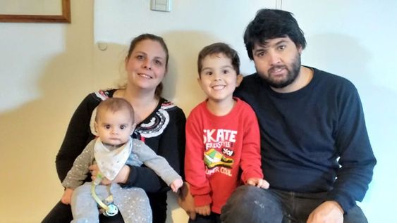 La familia de Joaquín (al centro de la foto) ya puede respirar tranquila tras la intervención. Aquí, el niño junto a mamá Cynthya, papá Emilio y el pequeño Bautista.