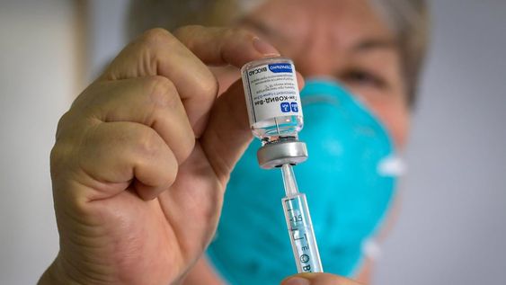 La Campaña. La Provincia cuenta con 15 mil dosis de la Sputnik V y 23 mil de la Covishield para destinar a adultos mayores. Foto: Orlando Pelichotti / Los Andes