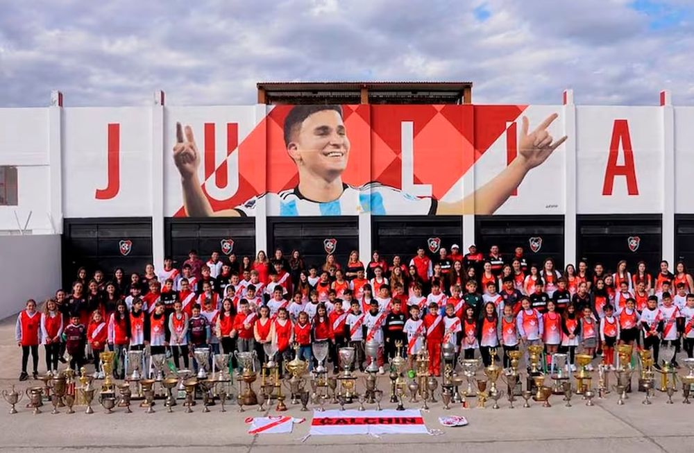 Julián Álvarez y un acto de campeón del mundo para el Club Atlético Calchín. Foto: Instagram / Club Atlético Calchín
