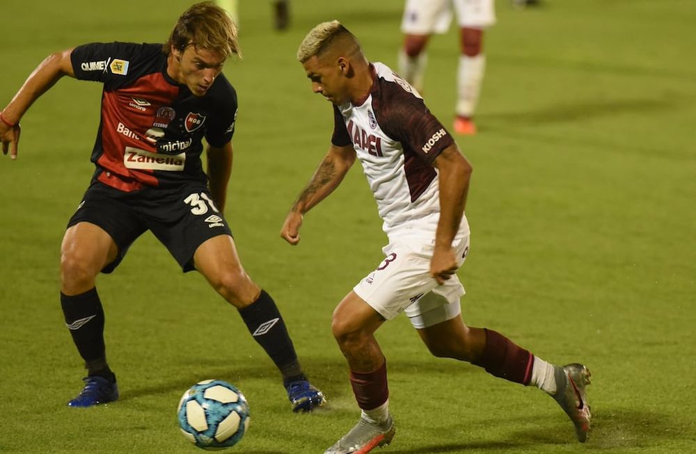 Jerónimo Cacciabue marca a Lucas Vera en el partido entre Newells Old Boys y Lanús por la sexta fecha de la Copa Diego Maradona de la Liga Profesional de Fútbol. (@ligaafa)
