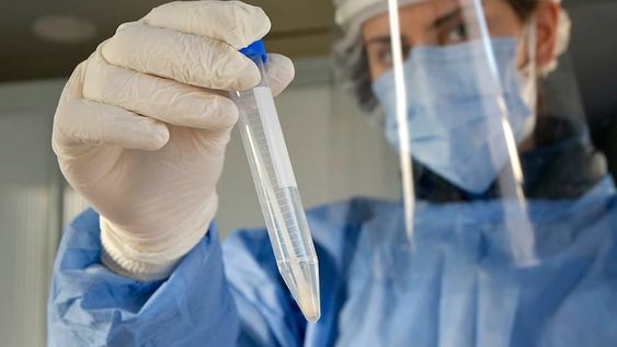 Para evaluar las variantes, en general, se toman muestras en distintos grupos de contagiados y se envían a analizar al Instituto Malbrán. Foto: Orlando Pelichotti / Los Andes