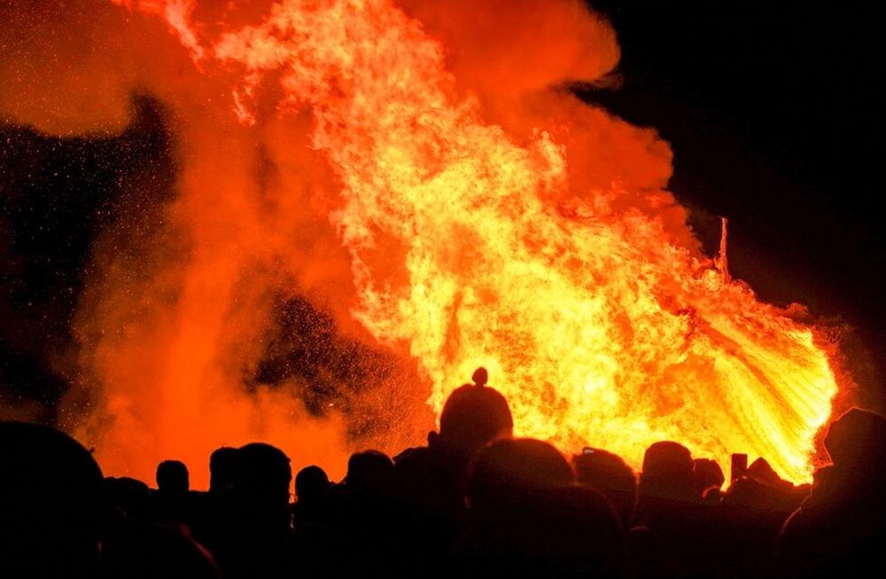 Las imágenes de un festejo multitudinario por San Pedro y San Pablo con la fogata “más grande del país”