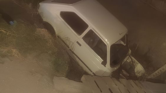 Manejaba ebrio en Guaymallén y cayó a un zanjón con su auto