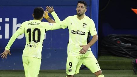 El uruguayo Luis Suárez convirtió dos goles para que el Atlético Madrid saque siete puntos de diferencias al escolta. / Gentileza.
