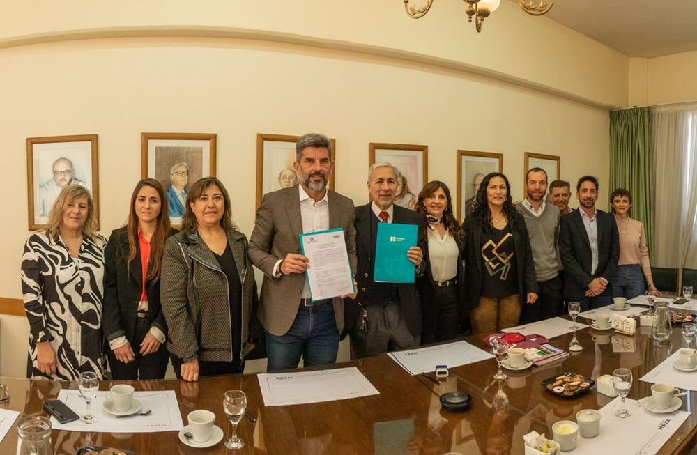 Ulpiano Suarez firmó un convenio con la Universidad Maza para el desarrollo conjunto de proyectos