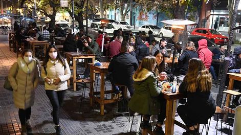 Los Andes | El gobierno busca extender una hora más el horario para la atención en bares y restaurantes, entre las nuevas habilitaciones para las vacaciones de inviernoFoto: José Gutierrez / Los Andes