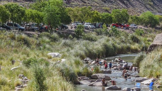El río Mendoza fue ayer un imán para las familias otra vez. Asado y chapuzón son un clásico que volvió con las flexibilizaciones / Mariana Villa