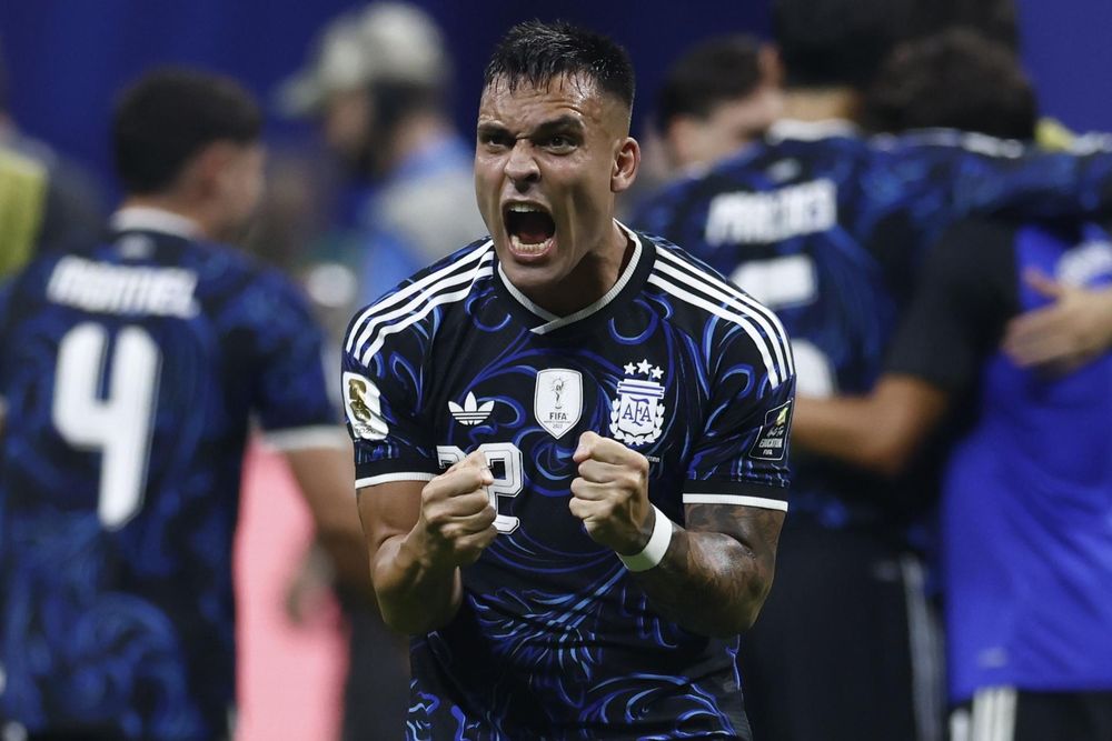 Lautaro Martínez, de Argentina, celebra la victoria en el partido de semifinales de la Copa Mundial de la FIFA 2026 entre Inglaterra y Argentina, en Atlanta, Estados Unidos.
