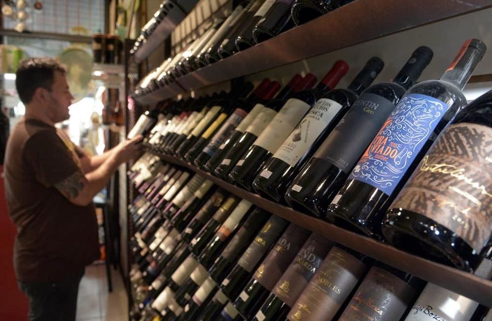 Pese a que el primer semestre cerró con caída en las ventas de vino tanto en el mercado interno como el externo, desde el sector vitivinícola confían en un repunte en la segunda mitad del año