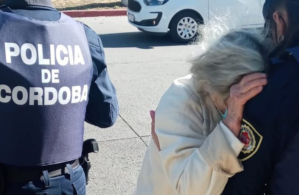 Indignante: engañaron a una mujer de 77 años y le robaron 100 mil dólares en Córdoba