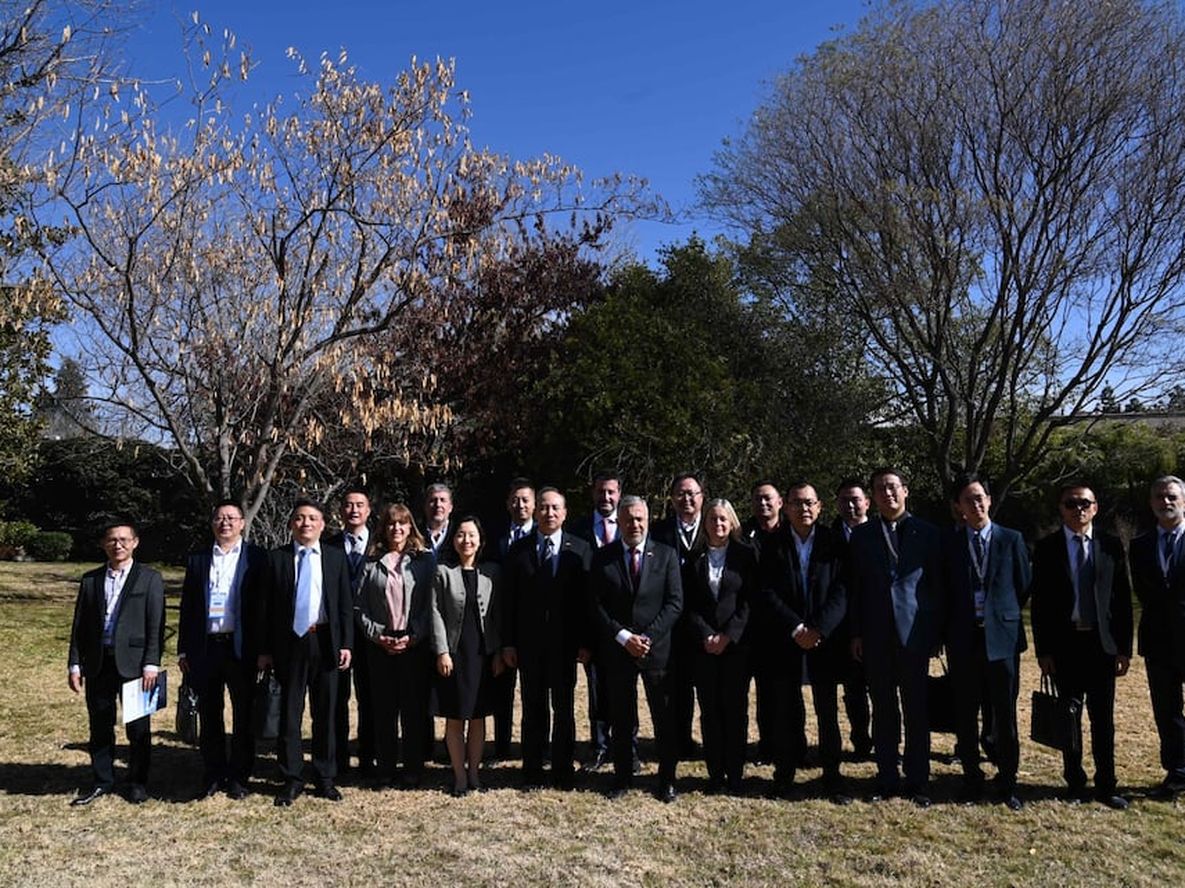 El embajador de China Wang Wei, junto a una delegación de ocho importantes empresas asiáticas, fueron recibidos por el gobernador Alfredo Cornejo en la residencia de La Puntilla / Foto Gobierno de Mendoza