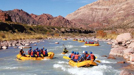 El rafting en Mendoza combina aventura y paisajes únicos en ríos de montaña.