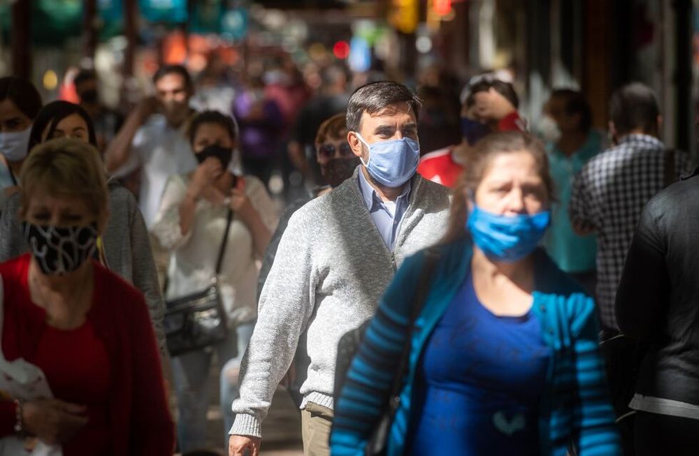 Arranco la libre circulacion: asi luce Mendoza en el primer viernes sin restriccion de DNITal como dispuso el Gobernador, se puede salir sin chequear el numero del documento hasta el domingo, siempre que sea antes de las 23. Desde el sabado también vuelven las reuniones familiares.