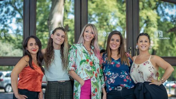 Julieta Villar Cangemi, Vicki Zuin, Coca Carbone, Ofeilia Cuadra y Raquel Delú, las cinco solistas de Boleros inolvidables.