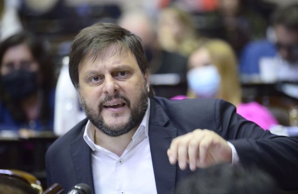 El diputado nacional por el Frente de Todos, Leandro Santoro, apuntó contra Javier Milei por ausentarse en la ultima sesión.