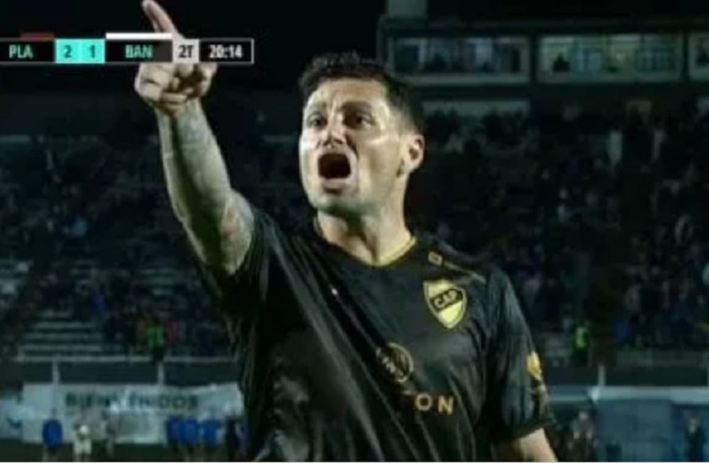 Después de empatar de penal, Zárate no festejó y fue a buscar a un hincha de Platense, al que después volvió a encarar cuando el Calamar se lo dio vuelta a Banfield. / Gentileza.