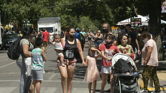Mucho movimiento en las “peatonales navideñas” del Centro: la Avenida San Martín y General Paz
