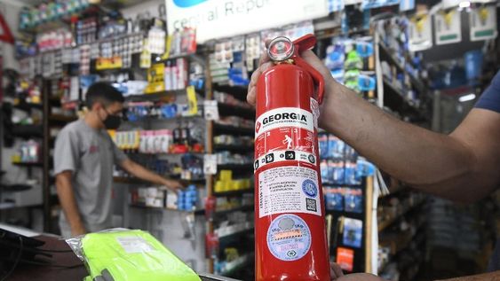 Si bien la temporada alta de venta de extintores es siempre desde fines de diciembre hasta febrero, la nueva reglamentación la potenció notablemente. Foto José Gutiérrez / Los Andes