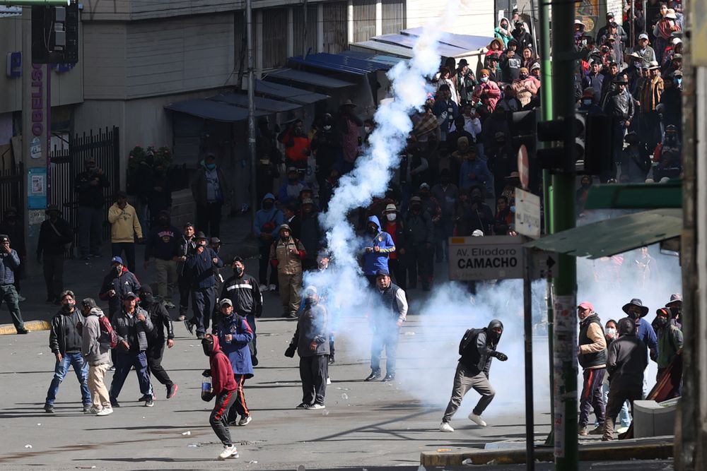 La Paz. Manifestantes se enfrentan con integrantes de la Policía de Bolivia durante una jornada de protestas contra el presidente Rodrigo Paz