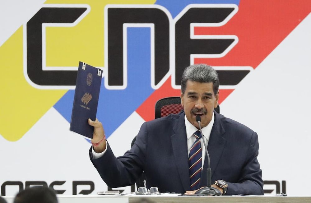 El presidente de Venezuela, Nicolás Maduro, sostiene el acta de juramentación del presidente electo entregada por el presidente de Consejo Nacional Electoral (CNE), Elvis Amoroso (no en la foto), este lunes, en Caracas (Venezuela). Foto: EFE/ Ronald Peña R.