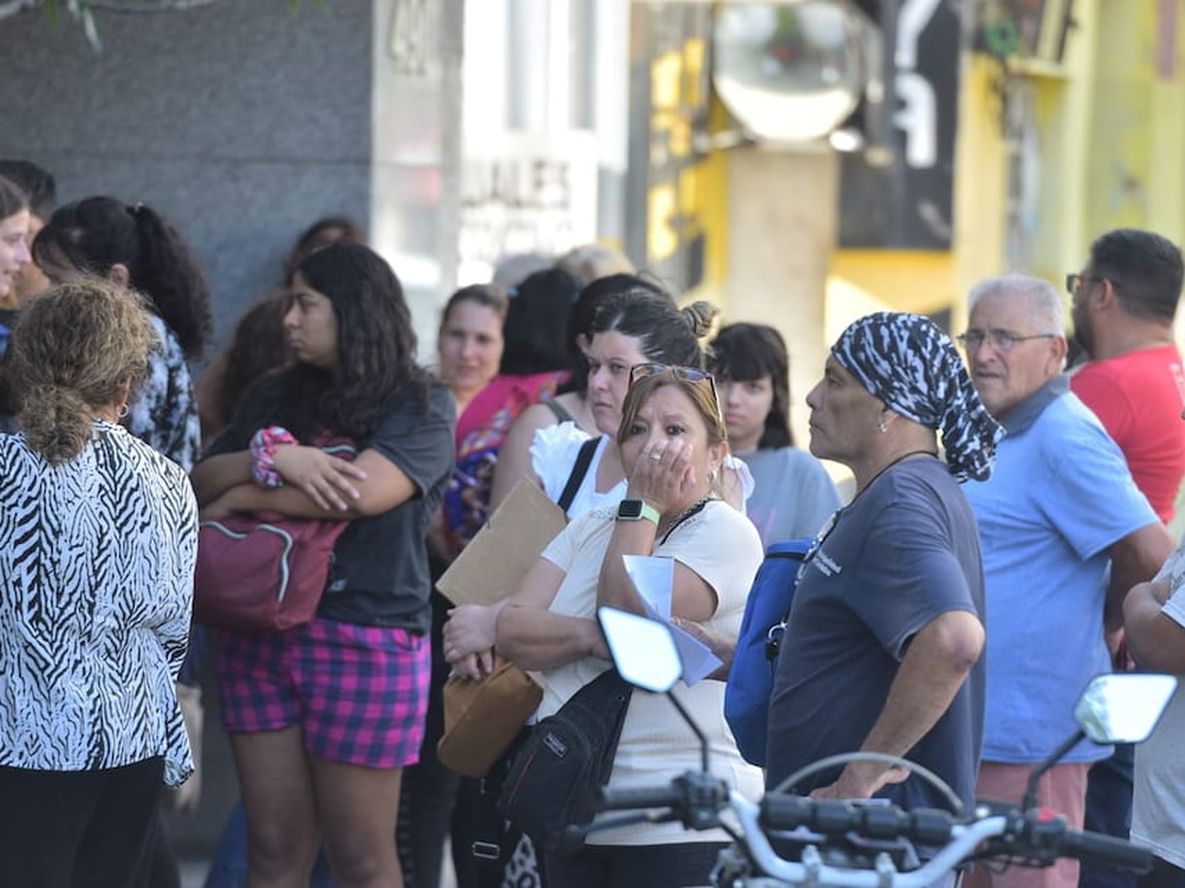 Largas colas en Anses Córdoba para tramitar la AUH. (José Gabriel Hernández / La Voz)