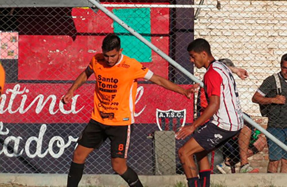 Puntazo. Lucas Marciante (8), de Fadep, defiende el balón ante la marca de Franco Dinasso (2), de Talleres, que sumó un punto muy importante. / Gentileza Prensa FADEP.