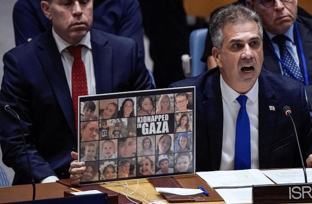 El ministro de Relaciones Exteriores de Israel, Eli Cohen, mostrando imágenes de los civiles secuestrados por Hamas ante el Consejo de Seguridad de la ONU mientras reclama al Secretario General, Antonio Guterres, por justificar a Hamas.