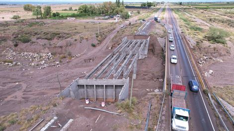 Así se están las obras de reconstrucción de los puentes sobre ruta 40 a cinco años del derrumbe que sufrieron. &nbsp;