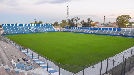Modelo 2021. Así luce el Feliciano Gambarte hoy: el campo de juego está impecable y la tribuna Este lleva el nombre de ese gran ídolo que se fue de viaje en 2020: Julio Roque Pérez. Foto: Mariana Villa / Los Andes