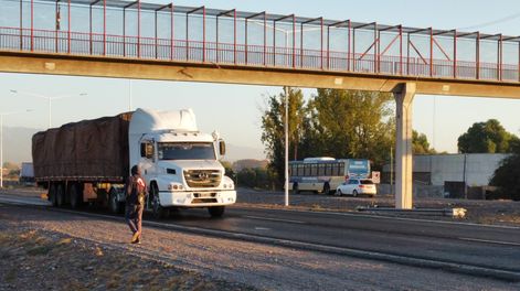 Pasarela peatonal inhabilitada en el Acceso Este: siguen los problemas para los peatones para cruzar. | Foto: Ramiro Gómez / Los Sndes