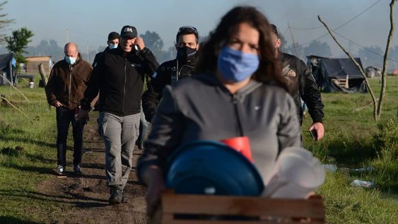Tensión en Guernica: incidentes entre policías y usurpadores de tierras tras el desalojo