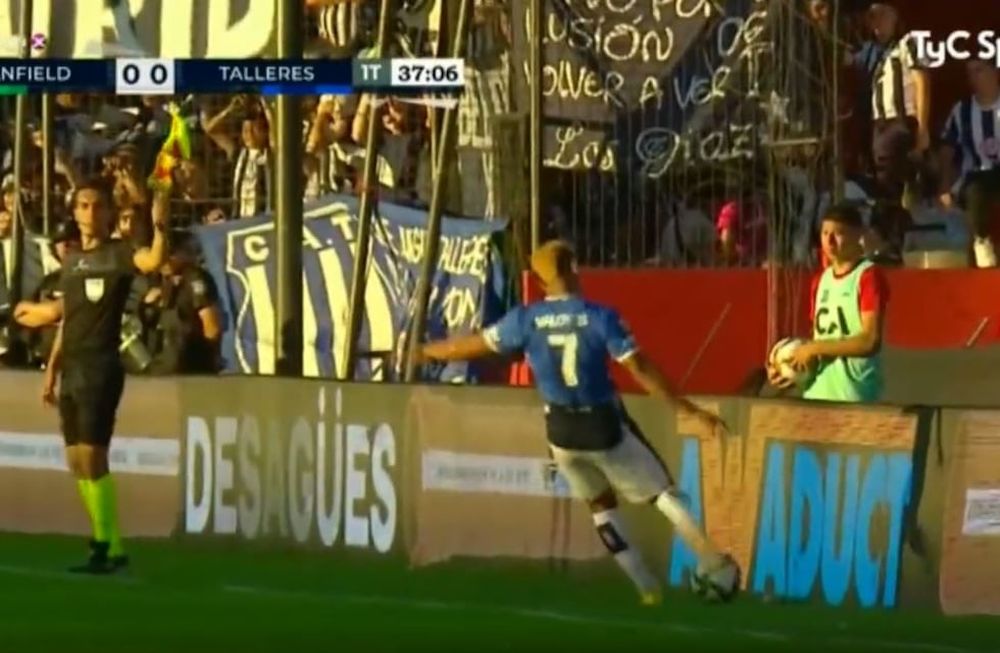 El pelotazo de Diego Valoyes que terminó en el rostro del juez asistente. (Captura).
