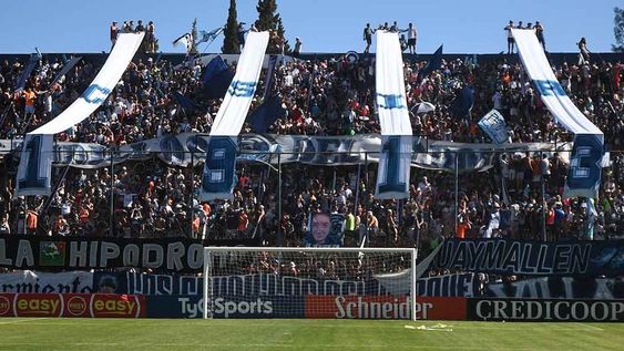 Futbol Primera Nacional, Independiente Rivadavia vs. Almirante Browm en el estadio Bautista Gargantini de Ciudad.La tribuna popular colmada de hinchas de la lepra.Foto: Jose Gutierrez