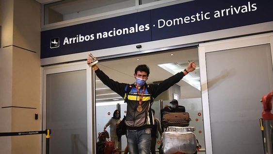 Francisco Moreno, quien participó en el Rally Dakar en Arabia Saudita 2022, en su arribo a Mendoza tras el subcampeonato en quads.Foto: José Gutierrez / Los Andes